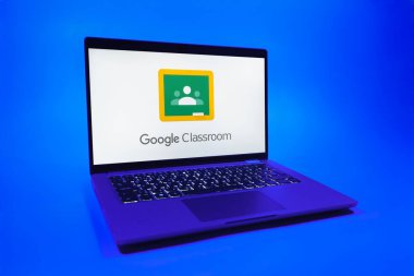 Prag, Çek Cumhuriyeti - 08 01 2025: Tek tip arkaplanda bir dizüstü bilgisayar Google Sınıfı logosunu gösterir. Google Sınıfı, sınıfları ve eğitim içeriğini yönetmek için bir platformdur.