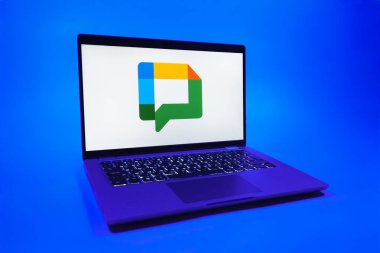 Prag, Çek Cumhuriyeti - 08 01 2025: Google Chat logosunu gösteren bir dizüstü bilgisayar. Google Chat mesajlaşma ve takım işbirliği için bir platformdur.