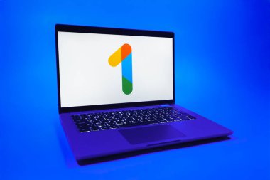 Prag, Çek Cumhuriyeti - 08 01 2025: Tek bir arkaplanda bir dizüstü bilgisayar Google One logosunu gösterir. Google 1 bulut depolama ve abonelik hizmetleri için bir platformdur.