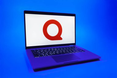 Prag, Çek Cumhuriyeti - 08 01 2025: Quora logosunu gösteren bir dizüstü bilgisayar. Quora soru sormak ve bilgi paylaşmak için bir platformdur..