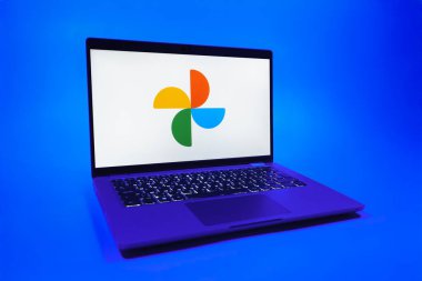 Prag, Çek Cumhuriyeti - 08 01 2025: Tek tip arkaplanda bir dizüstü bilgisayar Google Photos logosunu gösterir. Google Fotoğrafları fotoğraf ve videoları saklamak ve düzenlemek için bir platformdur.