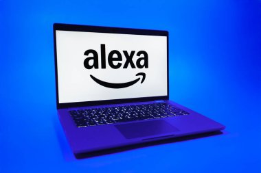 Prag, Çek Cumhuriyeti - 08 01 2025: Tek tip arkaplanda bir dizüstü bilgisayar Alexa logosunu gösteriyor. Alexa akıllı aygıtlar ve servisler için ses asistanıdır.