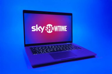 Prag, Çek Cumhuriyeti - 08 01 2025: Üniforma arka planda bir dizüstü bilgisayar SkyShowtime logosunu gösteriyor. SkyShowtime, sinema ve televizyon dizileri için bir yayın platformudur..
