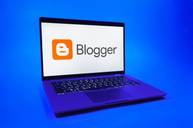 Prag, Çek Cumhuriyeti - 08 01 2025: Üniforma arka planda bir dizüstü bilgisayar Blogger logosunu gösterir. Blogger blog oluşturma ve yayınlama için bir platformdur.