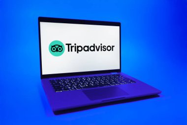 Prag, Çek Cumhuriyeti - 08 01 2025: Tek tip arkaplanda bir dizüstü bilgisayar TripDanışman logosunu gösteriyor. Seyahat danışmanı seyahat değerlendirmeleri, rezervasyonlar ve tavsiyeler için bir platformdur..