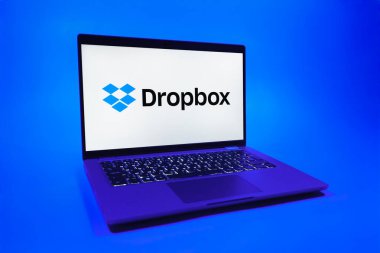Prag, Çek Cumhuriyeti - 08 01 2025: Tek tip arka planda bir dizüstü bilgisayar Dropbox logosunu gösterir. Dropbox bulut depolama ve dosya paylaşımı için bir platformdur.