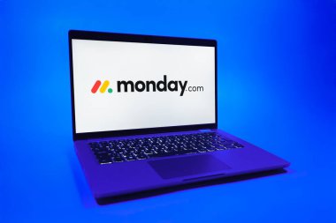 Prag, Çek Cumhuriyeti - 08 01 2025: Monday.com logosunu gösteren bir dizüstü bilgisayar. Monday.com proje yönetimi ve takım işbirliği için bir platformdur.