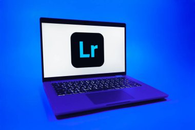 Prag, Çek Cumhuriyeti - 08 01 2025: Lightroom logosunu gösteren bir dizüstü bilgisayar. Lightroom fotoğraf düzenleme ve yönetim için bir yazılımdır..