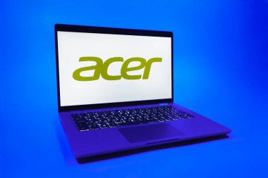 Prag, Çek Cumhuriyeti - 08 01 2025: Tek bir arkaplanda bir dizüstü bilgisayar Acer logosunu gösterir. Acer bilgisayar ve elektronik üreten bir teknoloji şirketidir..