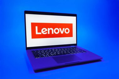 Prag, Çek Cumhuriyeti - 08 01 2025: Tek tip arkaplanda bir dizüstü bilgisayar Lenovo logosunu gösteriyor. Lenovo bilgisayar ve elektronik üreten bir teknoloji şirketidir..