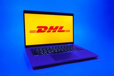 Prag, Çek Cumhuriyeti - 08 01 2025: DHL logosunu gösteren bir dizüstü bilgisayar. DHL uluslararası nakliye hizmeti sunan bir lojistik şirketidir..