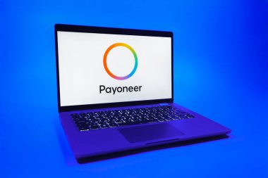 Prag, Çek Cumhuriyeti - 08 01 2025: Tek tip arkaplanda bir dizüstü bilgisayar Payonez logosunu gösterir. Paeveryone, küresel online ödemeler ve para transferleri için bir platformdur.