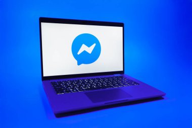 Prag, Çek Cumhuriyeti - 08 01 2025: Uniforma arka planda bir dizüstü bilgisayar Messenger logosunu gösterir. Haberci Facebook 'ta mesajlaşma ve sohbet için bir platformdur.