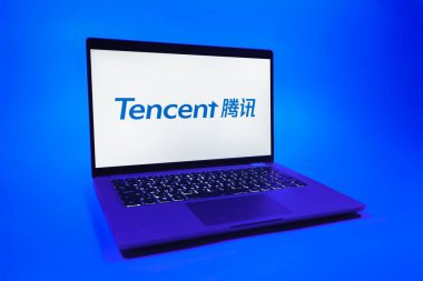 Prag, Çek Cumhuriyeti - 08 01 2025: Tek tip arkaplanda bir dizüstü bilgisayar Tencent logosunu gösterir. Tencent internet hizmetleri ve oyunlar sağlayan bir teknoloji şirketidir..