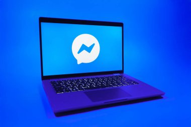 Prag, Çek Cumhuriyeti - 08 01 2025: Uniforma arka planda bir dizüstü bilgisayar Messenger logosunu gösterir. Haberci Facebook 'ta mesajlaşma ve sohbet için bir platformdur.