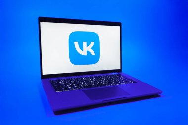 Prag, Çek Cumhuriyeti - 08 01 2025: VK logosunu gösteren bir dizüstü bilgisayar. VK, içeriği bağlamak ve paylaşmak için bir sosyal medya platformudur..