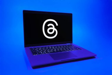 Prag, Çek Cumhuriyeti - 08 01 2025: Tek tip bir arkaplanda dizüstü bilgisayar Threads logosunu gösterir. Tartışmalar, kısa gönderileri ve güncellemeleri paylaşmak için bir sosyal medya platformudur.