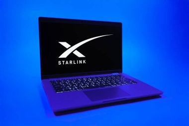 Prag, Çek Cumhuriyeti - 08 01 2025: Tek bir arkaplanda bir dizüstü bilgisayar Starlink logosunu gösterir. Starlink küresel bağlantı sağlayan bir uydu internet hizmetidir.