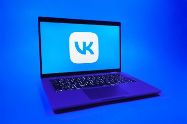 Prag, Çek Cumhuriyeti - 08 01 2025: VK logosunu gösteren bir dizüstü bilgisayar. VK, içeriği bağlamak ve paylaşmak için bir sosyal medya platformudur..