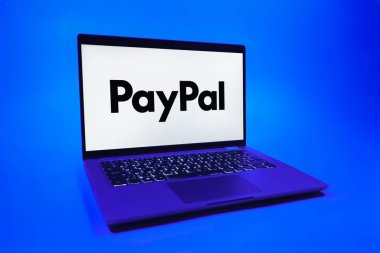 Prag, Çek Cumhuriyeti - 08 01 2025: Tek tip arka planda bir dizüstü bilgisayar PayPal logosunu gösterir. PayPal çevrimiçi ödemeler ve para transferleri için bir platformdur.