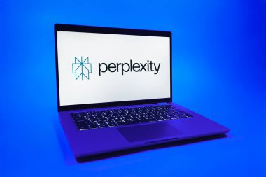 Prag, Çek Cumhuriyeti - 08 01 2025: Tek tip arka planda bir dizüstü bilgisayar Perplexity logosunu gösterir. Karışıklık yapay zeka destekli bir arama ve soru cevaplama platformudur.