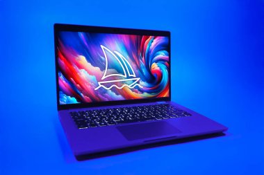 Prag, Çek Cumhuriyeti - 08 01 2025: Üniforma arka planda bir dizüstü bilgisayar Midtrip logosunu gösterir. Midtrip yapay zeka ürünü resimler ve sanat için bir platformdur..