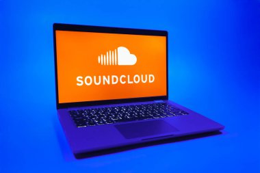 Prag, Çek Cumhuriyeti - 08 01 2025: Arka planda bulunan bir dizüstü bilgisayarda SoundCloud logosu görülüyor. SoundCloud müzik paylaşımı ve yayını için bir platformdur..