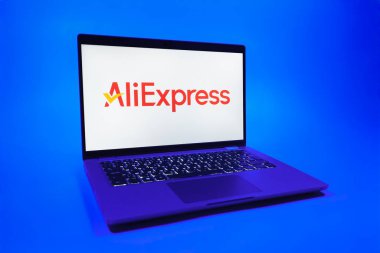Prag, Çek Cumhuriyeti - 08 01 2025: Tek tip bir arkaplanda bir dizüstü bilgisayar AliExpress logosunu gösterir. AliExpress, küresel çapta bir alışveriş ürünleri çevrimiçi pazarıdır..