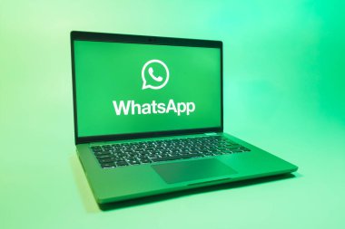 Prag, Çek Cumhuriyeti - 08 01 2025: Uniforma arka planda bir dizüstü bilgisayar WhatsApp logosunu gösterir. WhatsApp mesaj, çağrı ve medya göndermek için bir uygulamadır.