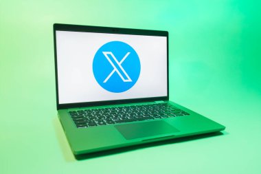 Prag, Çek Cumhuriyeti - 08 01 2025: Tek tip arka planda bir dizüstü bilgisayar X logosunu gösterir. X, kısa gönderileri ve güncellemeleri paylaşmak için bir platformdur.