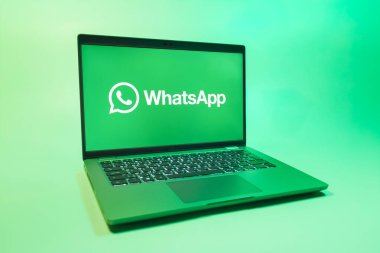 Prag, Çek Cumhuriyeti - 08 01 2025: Uniforma arka planda bir dizüstü bilgisayar WhatsApp logosunu gösterir. WhatsApp mesaj, çağrı ve medya göndermek için bir uygulamadır.
