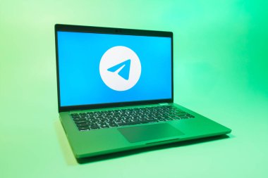 Prag, Çek Cumhuriyeti - 08 01 2025: Tek tip arkaplanda bir dizüstü bilgisayar Telegram logosunu gösterir. Telgraf hızlı ve güvenli iletiler için bir uygulamadır.