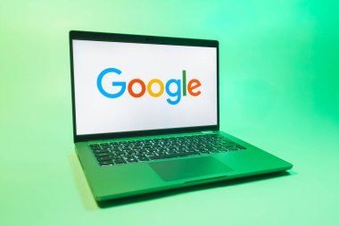 Prag, Çek Cumhuriyeti - 08 01 2025: Tek bir arkaplanda bir dizüstü bilgisayar Google logosunu gösterir. Google bilgi için bir arama motoru ve teknoloji platformudur.