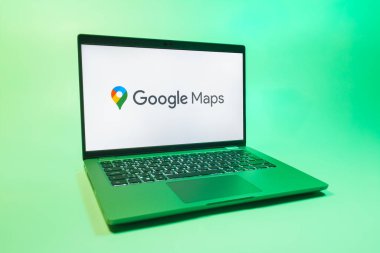 Prag, Çek Cumhuriyeti - 08 01 2025: Google Maps logosunu gösteren bir dizüstü bilgisayar. Google Maps haritalar, navigasyon ve konum hizmetleri için bir platformdur.