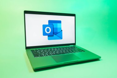 Prag, Çek Cumhuriyeti - 08 01 2025: Tek tip arkaplanda bir dizüstü bilgisayar Outlook logosunu gösterir. Outlook iletileri göndermek ve yönetmek için bir e- posta platformudur.