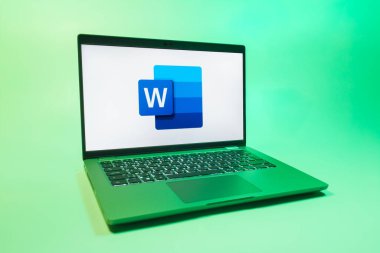 Prag, Çek Cumhuriyeti - 08 01 2025: Uniforma arka planda bir dizüstü bilgisayar Word logosunu gösterir. Word belge yaratmak ve düzenlemek için bir yazılımdır..