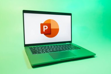 Prag, Çek Cumhuriyeti - 08 01 2025: Tek bir arkaplanda bir dizüstü bilgisayar Powerpoint logosunu gösterir. Powerpoint sunumlar ve slayt gösterileri oluşturmak için bir yazılımdır..