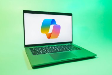 Prag, Çek Cumhuriyeti - 08 01 2025: Tek tip arkaplanda bir dizüstü bilgisayar Copilot logosunu gösteriyor. Copilot, üretkenlik yardımı için yazılıma entegre edilmiş bir yapay zeka asistanıdır..