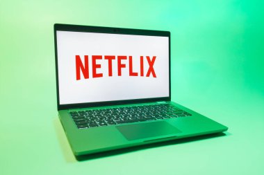 Prag, Çek Cumhuriyeti - 08 01 2025: Tek tip arka planda bir dizüstü bilgisayar Netflix logosunu gösterir. Netflix sinema ve televizyon programları için bir yayın platformudur..