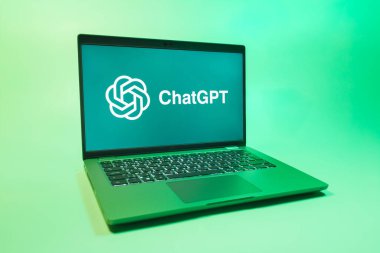 Prag, Çek Cumhuriyeti - 08 01 2025: Tek bir arkaplanda ChatGPT logosunu gösteren bir dizüstü bilgisayar. ChatGPT metin üretmek ve soruları cevaplamak için bir yapay zeka sohbet robotudur..