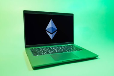 Prag, Çek Cumhuriyeti - 08 01 2025: Ethereum logosunu gösteren bir dizüstü bilgisayar. Ethereum merkezi olmayan uygulamalar ve kripto için bir engelleme platformudur..