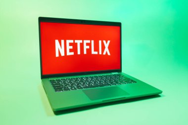 Prag, Çek Cumhuriyeti - 08 01 2025: Tek tip arka planda bir dizüstü bilgisayar Netflix logosunu gösterir. Netflix sinema ve televizyon programları için bir yayın platformudur..