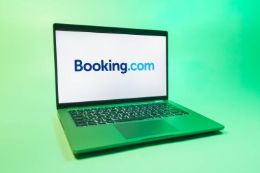 Prag, Çek Cumhuriyeti - 08 01 2025: Üniforma arka planda bir dizüstü bilgisayar Booking.com logosunu gösterir. Rezervasyon, otel bulmak ve rezervasyon yaptırmak için bir platformdur..