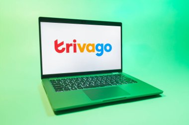Prag, Çek Cumhuriyeti - 08 01 2025: Trivago logosunu gösteren bir dizüstü bilgisayar. Trivago otel fiyatlarını ve anlaşmaları karşılaştırmak için bir platform..