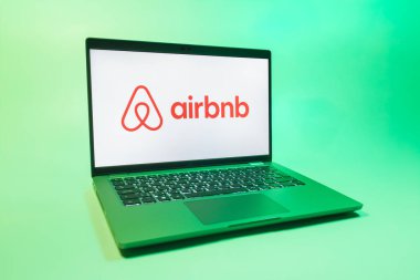 Prag, Çek Cumhuriyeti - 08 01 2025: Airbnb logosunu gösteren bir dizüstü bilgisayar. Airbnb dünya çapında kısa vadeli konaklama için bir platformdur..