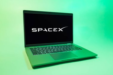 Prag, Çek Cumhuriyeti - 08 01 2025: Uniforma arka planda bir dizüstü bilgisayar SpaceX logosunu gösterir. SpaceX uzay keşfi ve roket fırlatmaları için özel bir şirkettir..