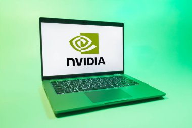 Prag, Çek Cumhuriyeti - 08 01 2025: NVIDIA logosunu gösteren bir dizüstü bilgisayar. NVIDIA, GPU ve yapay zeka donanımı alanında uzmanlaşmış bir teknoloji şirketidir..