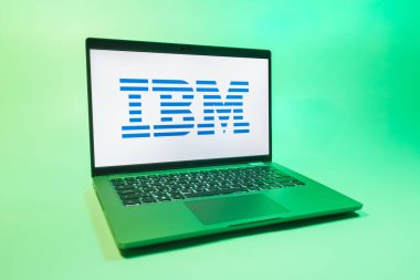 Prag, Çek Cumhuriyeti - 08 01 2025: Üniforma arka planda bir dizüstü bilgisayar IBM logosunu gösteriyor. IBM yazılım, donanım ve danışmanlık sunan bir teknoloji şirketidir..