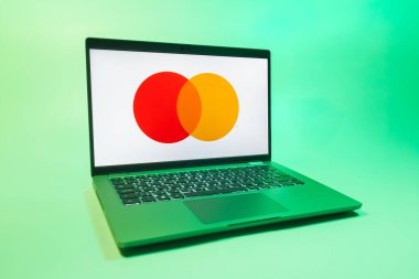 Prag, Çek Cumhuriyeti - 08 01 2025: Tek tip arkaplanda bir dizüstü bilgisayar Mastercard logosunu gösterir. Mastercard ödeme kartları ve hizmetler sağlayan bir finans şirketidir..