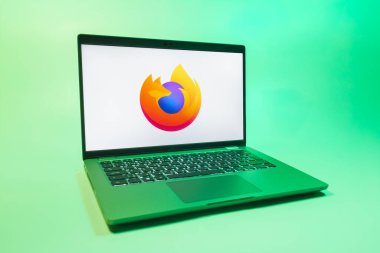 Prag, Çek Cumhuriyeti - 08 01 2025: Tek tip arkaplanda bir dizüstü bilgisayar Firefox logosunu gösterir. Firefox hızlı ve güvenli internet taraması için bir web tarayıcısıdır.